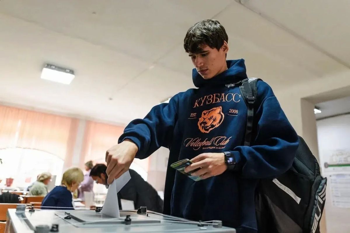 Команда волейбольного «Кузбасса» в полном составе проголосовала на выборах Команда волейбольного «Кузбасса» в полном составе проголосовала на выборах