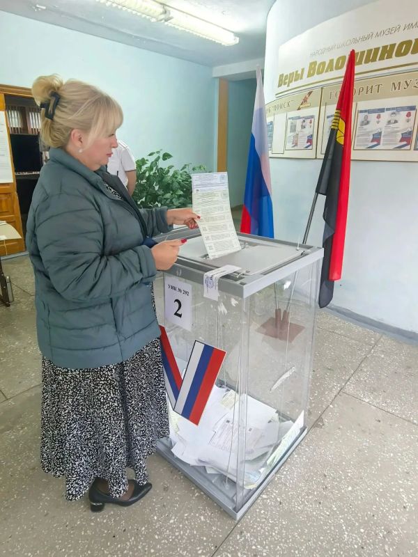 Дорогие друзья!. Я начала свое утро первого дня голосования на избирательном участке и отдала свой голос за депутата, которому я доверяю, чтобы стать частью истории моей страны, частью будущего, которое мы формируем все...