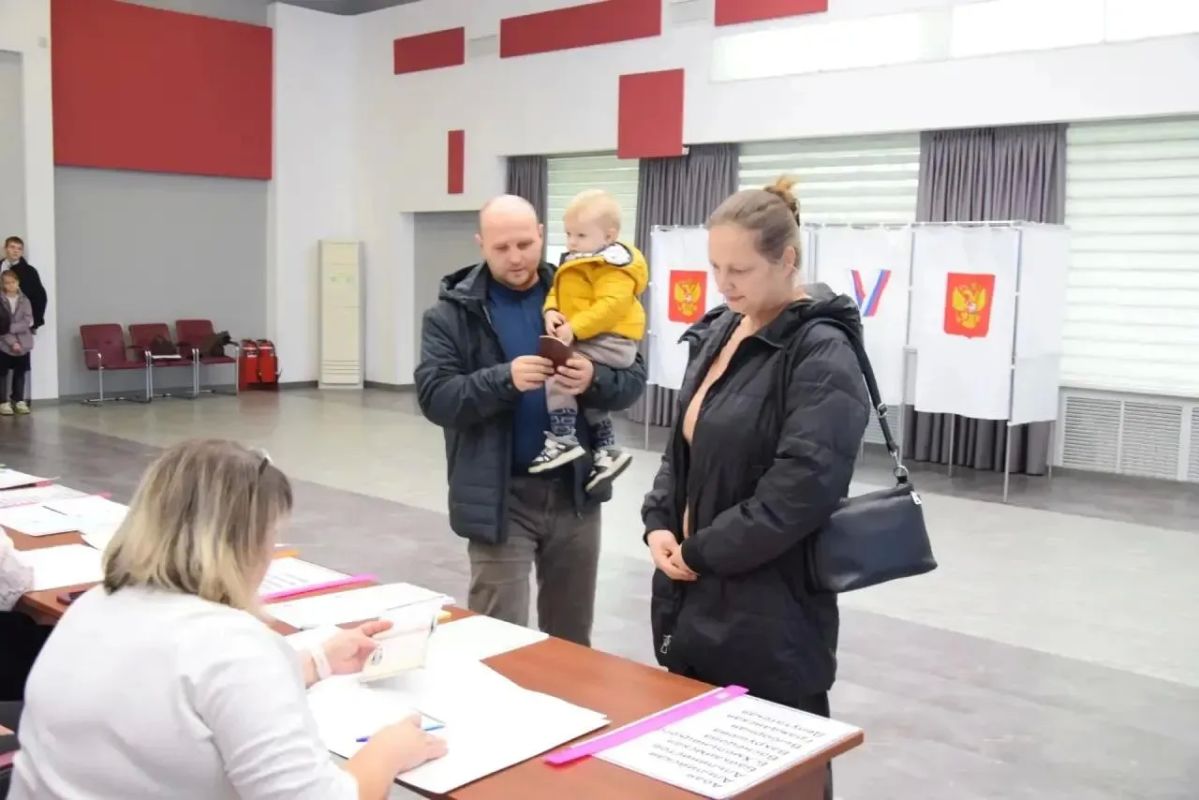 Илья Середюк: В Ленинске-Кузнецком сегодня на выборы пришла многодетная семья Жилиных — Анастасия Николаевна и Сергей Юрьевич вместе с пятью ребятишками Илья Середюк: В Ленинске-Кузнецком сегодня на выборы пришла многодетная семья Жилиных — Анастасия Николаевна и Сергей Юрьевич вместе с пятью ребятишками