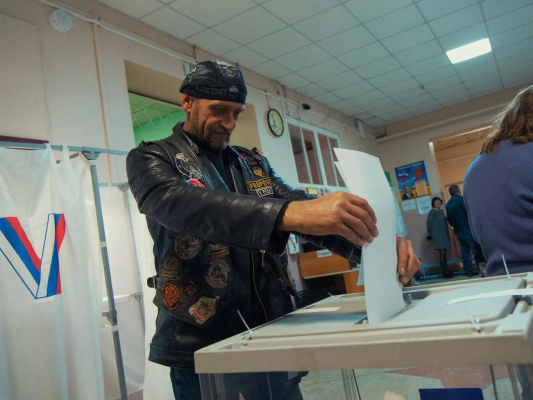 Жители Беловского округа наблюдали сегодня необычную картину – на избирательный участок прибыла целая компания байкеров