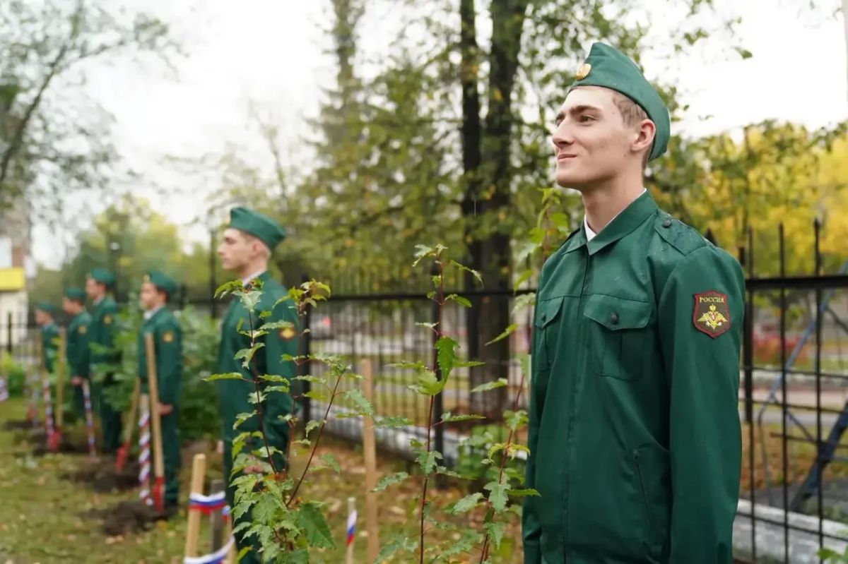 В единый день голосования в жилом районе Кедровка высадили сирень на Аллее Героев В школе № 52 имени Е. А. Кремлева есть Аллея Героев СВО. Сегодня ученики вместе с родителями высадили здесь кусты сирени. Уже весной они... В единый день голосования в жилом районе Кедровка высадили сирень на Аллее Героев В школе № 52 имени Е. А. Кремлева есть Аллея Героев СВО. Сегодня ученики вместе с родителями высадили здесь кусты сирени. Уже весной они...
