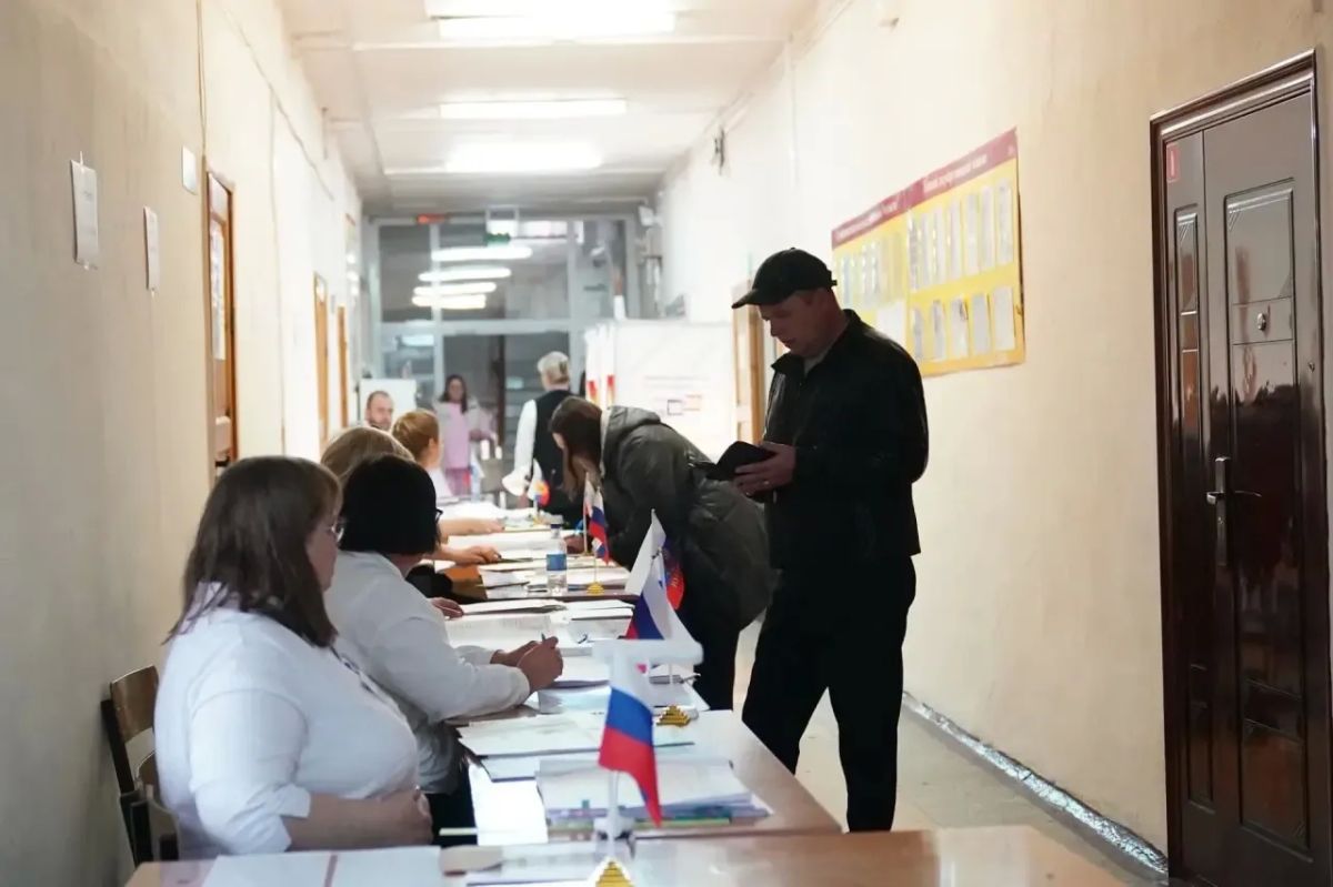 В единый день голосования в жилом районе Кедровка высадили сирень на Аллее Героев В школе № 52 имени Е. А. Кремлева есть Аллея Героев СВО. Сегодня ученики вместе с родителями высадили здесь кусты сирени. Уже весной они... В единый день голосования в жилом районе Кедровка высадили сирень на Аллее Героев В школе № 52 имени Е. А. Кремлева есть Аллея Героев СВО. Сегодня ученики вместе с родителями высадили здесь кусты сирени. Уже весной они...