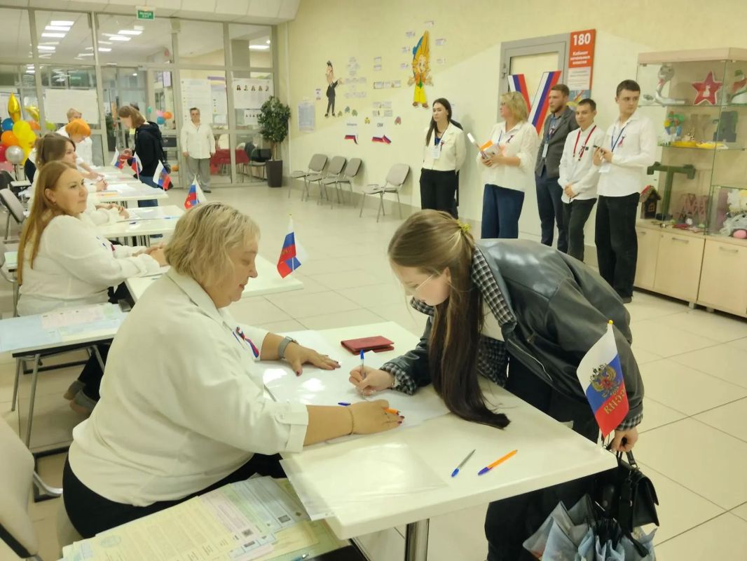 На участке № 1768 в школе № 78 проголосовал тысячный избиратель На участке № 1768 в школе № 78 проголосовал тысячный избиратель