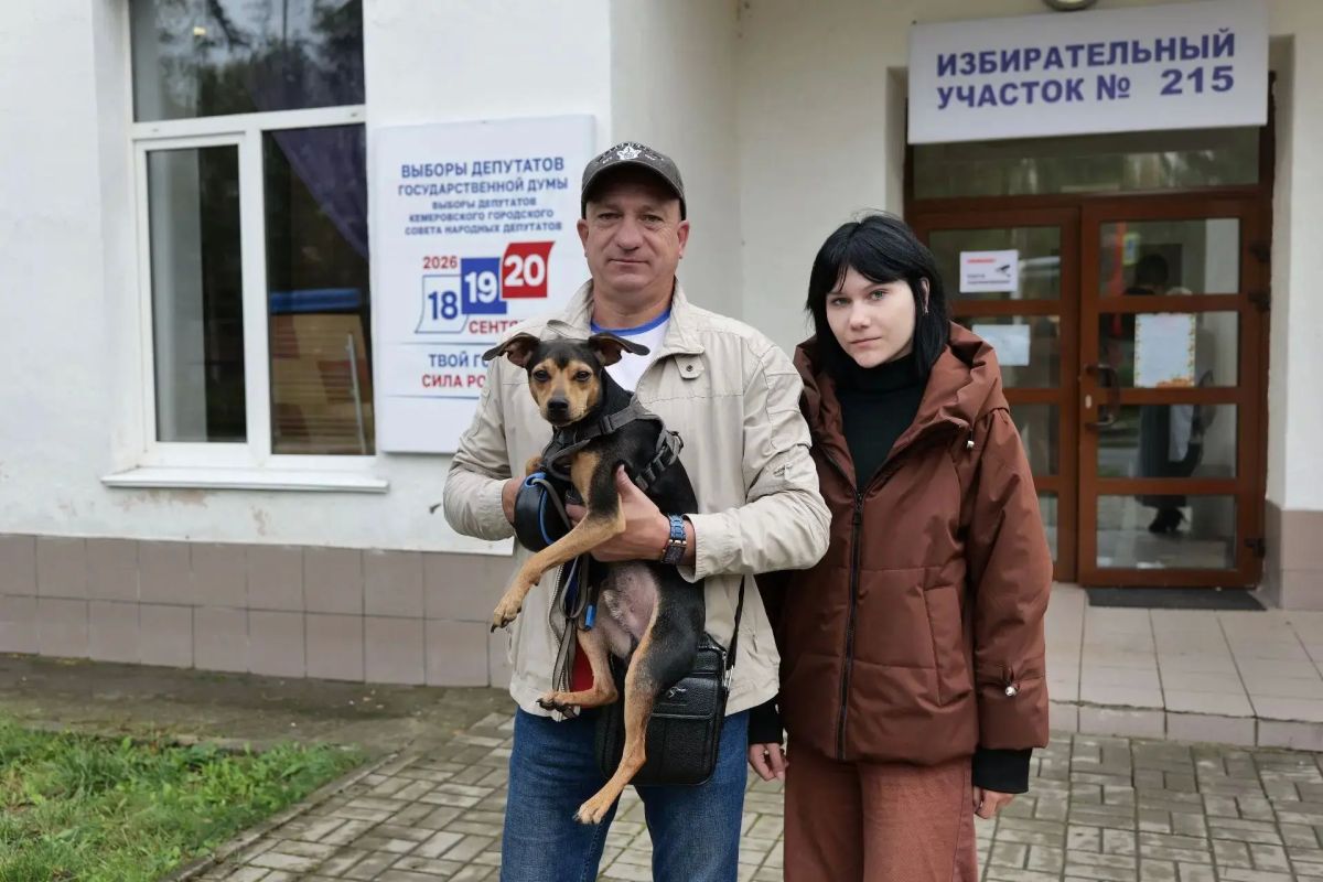 Кемеровчанин Игорь Хлопунов пришел на выборы вместе с дочкой Ульяной и домашним питомцем – цвергпинчером Ричем Кемеровчанин Игорь Хлопунов пришел на выборы вместе с дочкой Ульяной и домашним питомцем – цвергпинчером Ричем