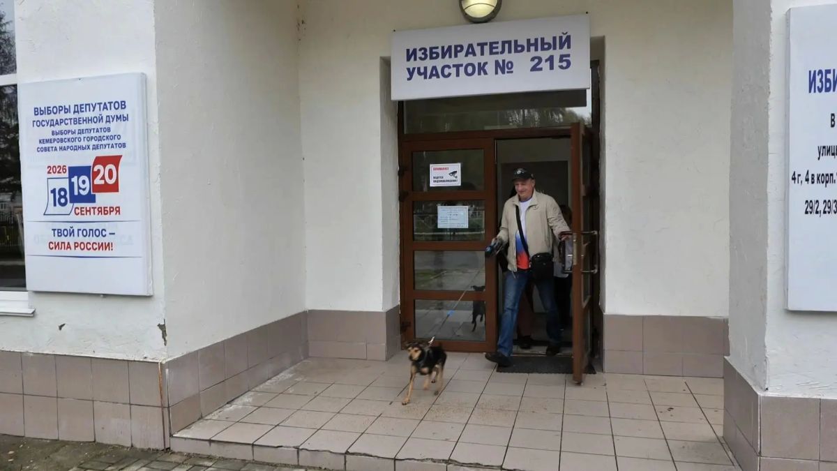 Кемеровчанин Игорь Хлопунов пришел на выборы вместе с дочкой Ульяной и домашним питомцем – цвергпинчером Ричем Кемеровчанин Игорь Хлопунов пришел на выборы вместе с дочкой Ульяной и домашним питомцем – цвергпинчером Ричем