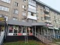 В Центральном районе Новокузнецка мужчина выпал из окна третьего этажа и приземлился на козырёк пункта выдачи товаров