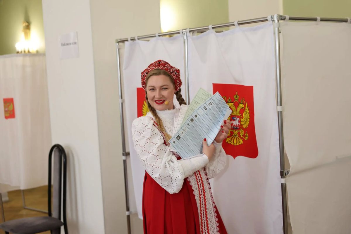 В ДК «Алюминщик» в первый день голосования избиратели приходили в ярких народных костюмах В ДК «Алюминщик» в первый день голосования избиратели приходили в ярких народных костюмах