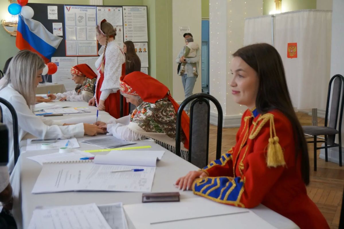 В ДК «Алюминщик» в первый день голосования избиратели приходили в ярких народных костюмах В ДК «Алюминщик» в первый день голосования избиратели приходили в ярких народных костюмах