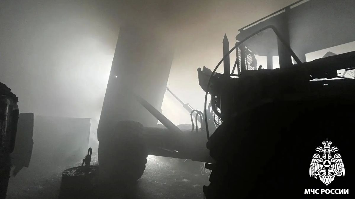 В Новокузнецке произошел пожар в гаражном боксе