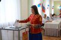 В ДК «Алюминщик» в первый день голосования избиратели приходили в ярких народных костюмах