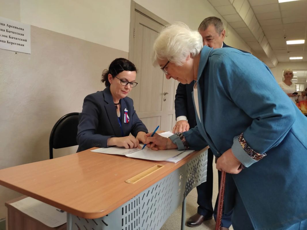 Бриллиантовые юбиляры - семья кемеровчан Рахмила и Валентины Шнейдер – приняли участие в выборах Бриллиантовые юбиляры - семья кемеровчан Рахмила и Валентины Шнейдер – приняли участие в выборах