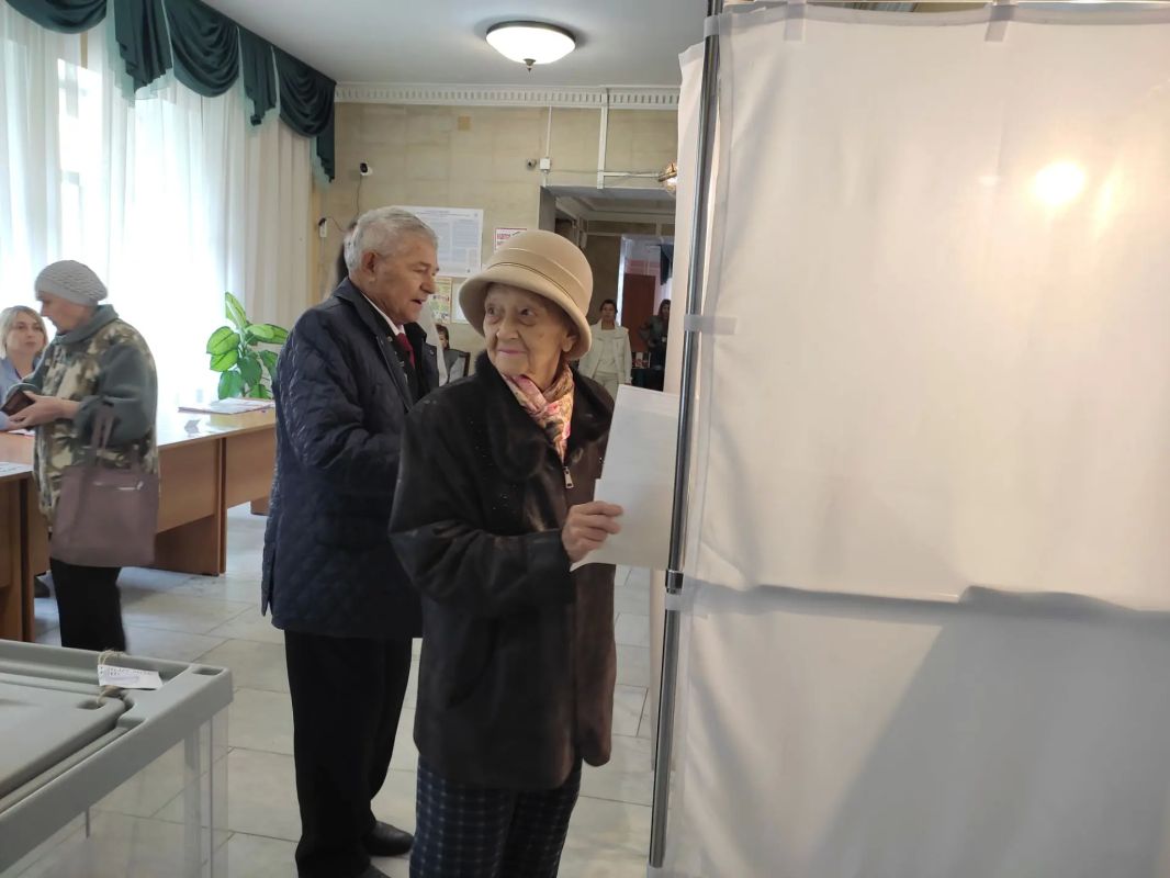 Заслуженный ветеран угольной отрасли Анатолий Булгаков проголосовал во Дворце культуры шахтеров Заслуженный ветеран угольной отрасли Анатолий Булгаков проголосовал во Дворце культуры шахтеров