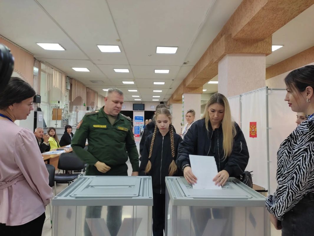 В Кемеровском горнотехническом техникуме всем составом проголосовала семья участника СВО В Кемеровском горнотехническом техникуме всем составом проголосовала семья участника СВО