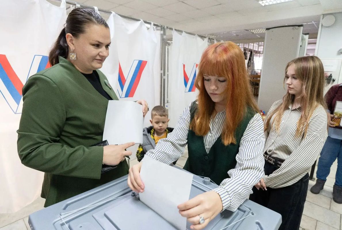 Многодетная мама, педагог и жена участника СВО Полина Мухамедьярова приняла участие в голосовании в школе №93 Многодетная мама, педагог и жена участника СВО Полина Мухамедьярова приняла участие в голосовании в школе №93