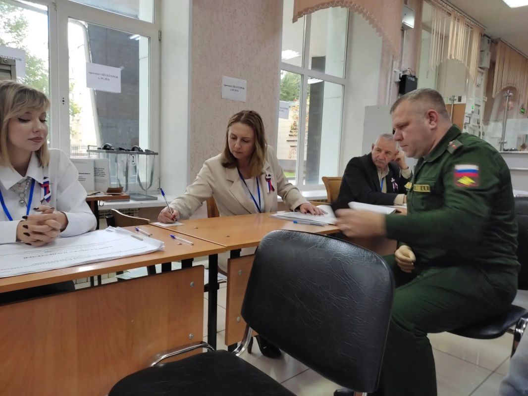 В Кемеровском горнотехническом техникуме всем составом проголосовала семья участника СВО В Кемеровском горнотехническом техникуме всем составом проголосовала семья участника СВО