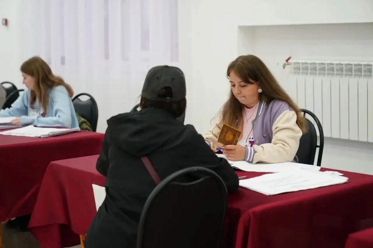В Кедровке голосуют молодые избиратели: у Софьи Поповой день рождения и первый в жизни выбор В Кедровке голосуют молодые избиратели: у Софьи Поповой день рождения и первый в жизни выбор