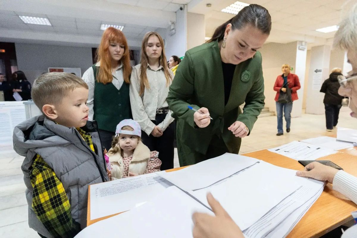 Многодетная мама, педагог и жена участника СВО Полина Мухамедьярова приняла участие в голосовании в школе №93 Многодетная мама, педагог и жена участника СВО Полина Мухамедьярова приняла участие в голосовании в школе №93
