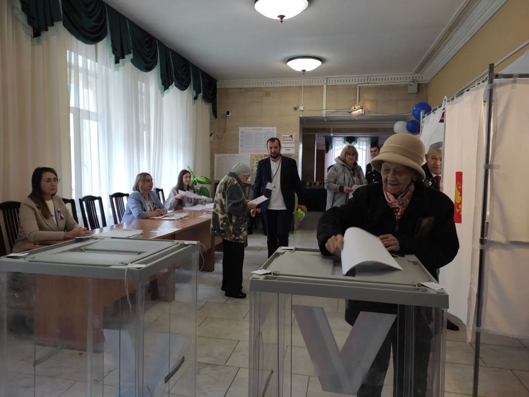 Заслуженный ветеран угольной отрасли Анатолий Булгаков проголосовал во Дворце культуры шахтеров Заслуженный ветеран угольной отрасли Анатолий Булгаков проголосовал во Дворце культуры шахтеров