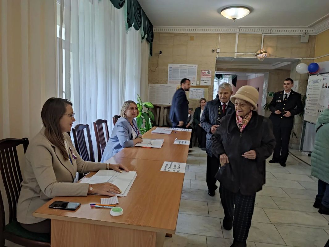 Заслуженный ветеран угольной отрасли Анатолий Булгаков проголосовал во Дворце культуры шахтеров Заслуженный ветеран угольной отрасли Анатолий Булгаков проголосовал во Дворце культуры шахтеров