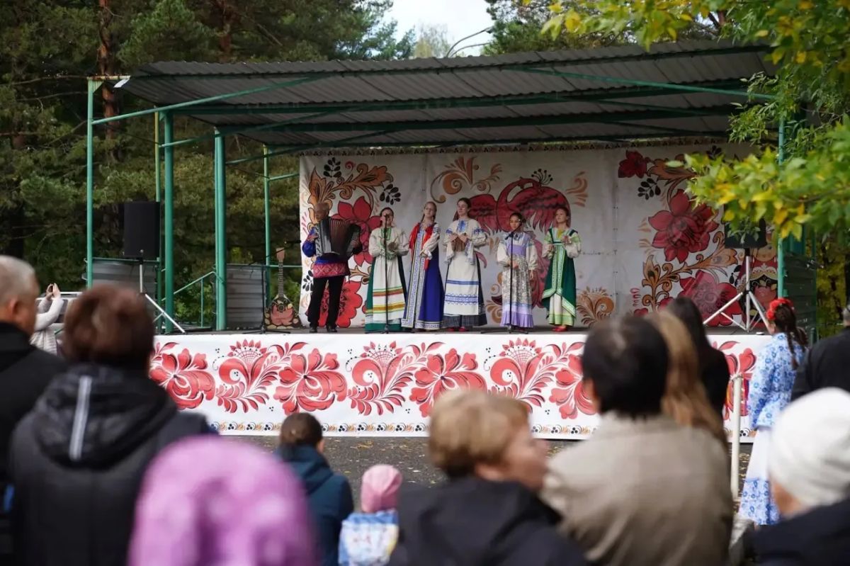 В один день с выборами: сразу в двух районах Кемерова прошёл праздник рябины В один день с выборами: сразу в двух районах Кемерова прошёл праздник рябины