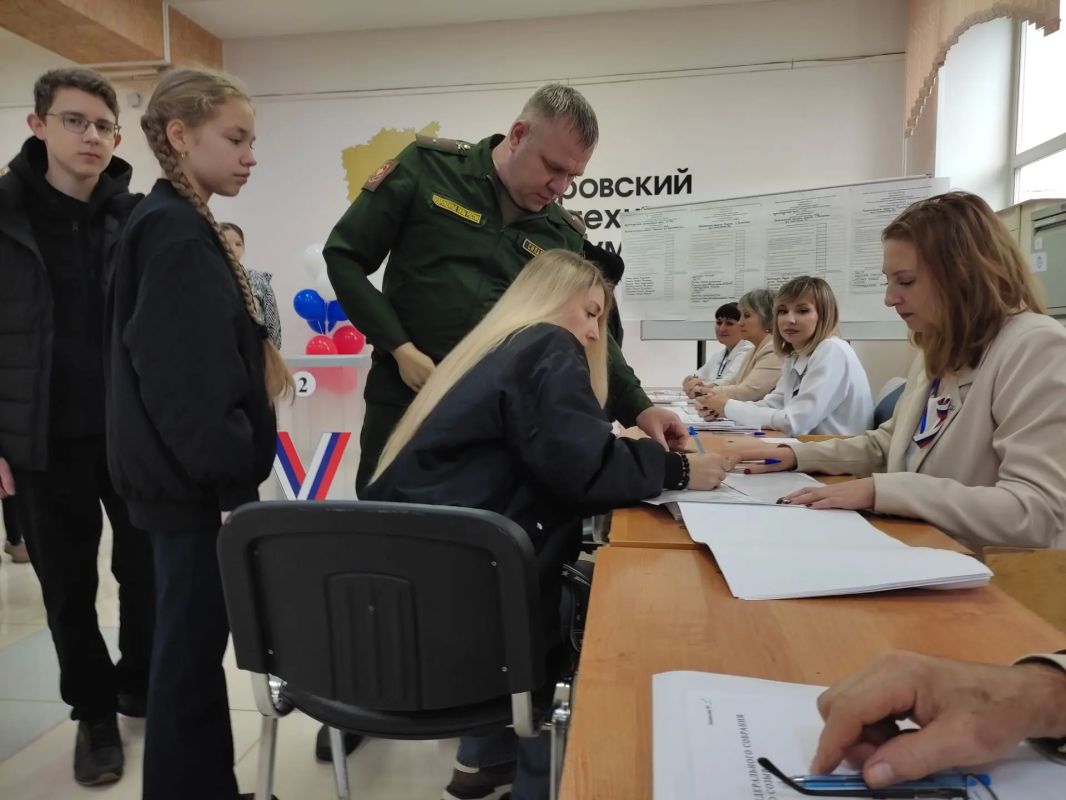 В Кемеровском горнотехническом техникуме всем составом проголосовала семья участника СВО В Кемеровском горнотехническом техникуме всем составом проголосовала семья участника СВО