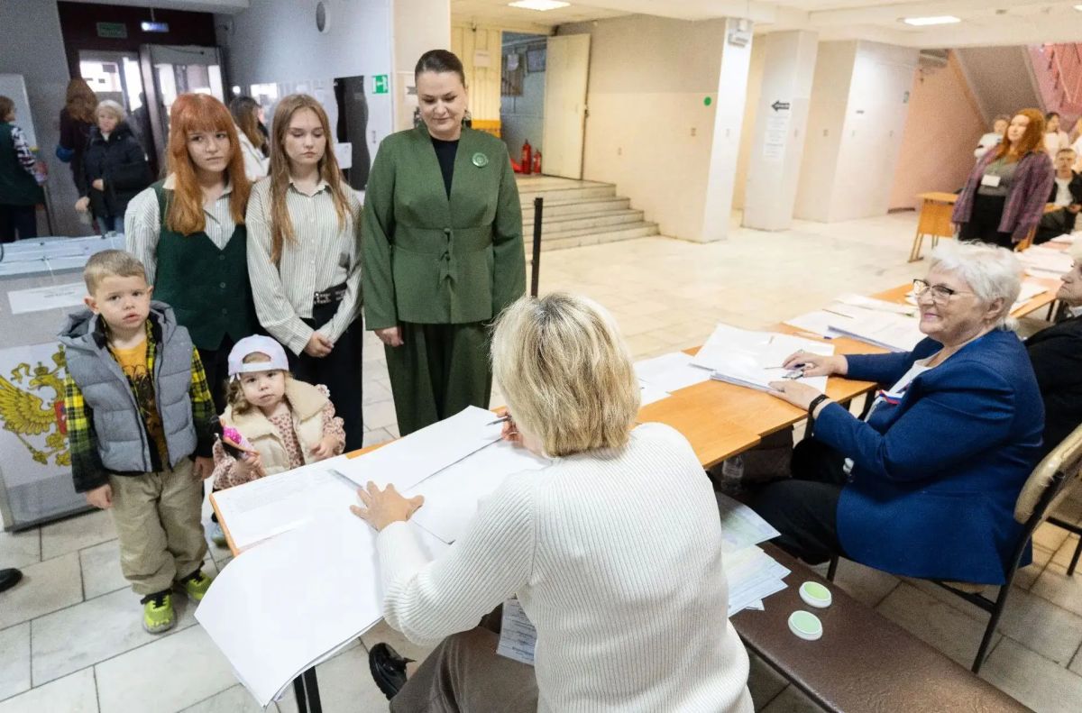 Многодетная мама, педагог и жена участника СВО Полина Мухамедьярова приняла участие в голосовании в школе №93 Многодетная мама, педагог и жена участника СВО Полина Мухамедьярова приняла участие в голосовании в школе №93