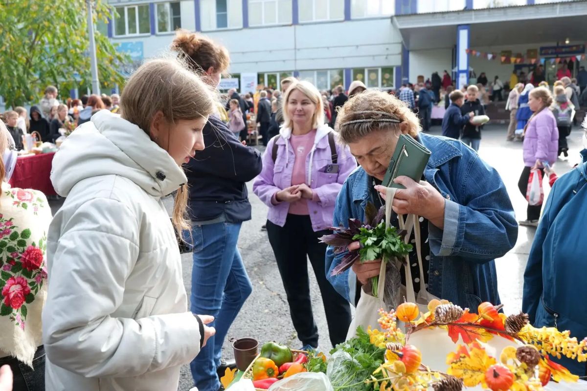 Агромарафон в жилом районе Ягуновский: у школы № 50 прошла традиционная осенняя ярмарка Агромарафон в жилом районе Ягуновский: у школы № 50 прошла традиционная осенняя ярмарка