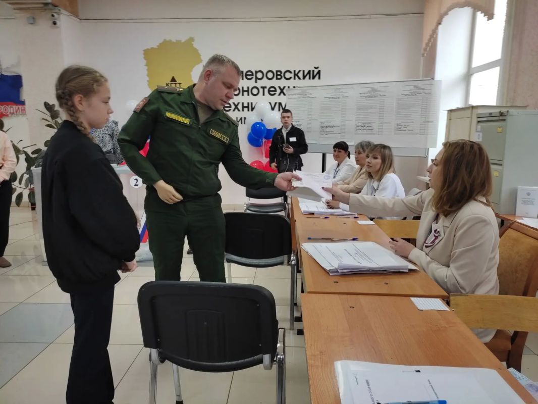 В Кемеровском горнотехническом техникуме всем составом проголосовала семья участника СВО В Кемеровском горнотехническом техникуме всем составом проголосовала семья участника СВО