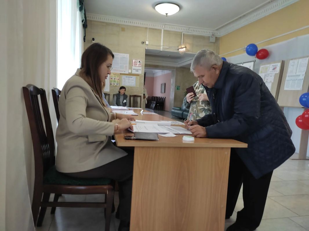 Заслуженный ветеран угольной отрасли Анатолий Булгаков проголосовал во Дворце культуры шахтеров Заслуженный ветеран угольной отрасли Анатолий Булгаков проголосовал во Дворце культуры шахтеров