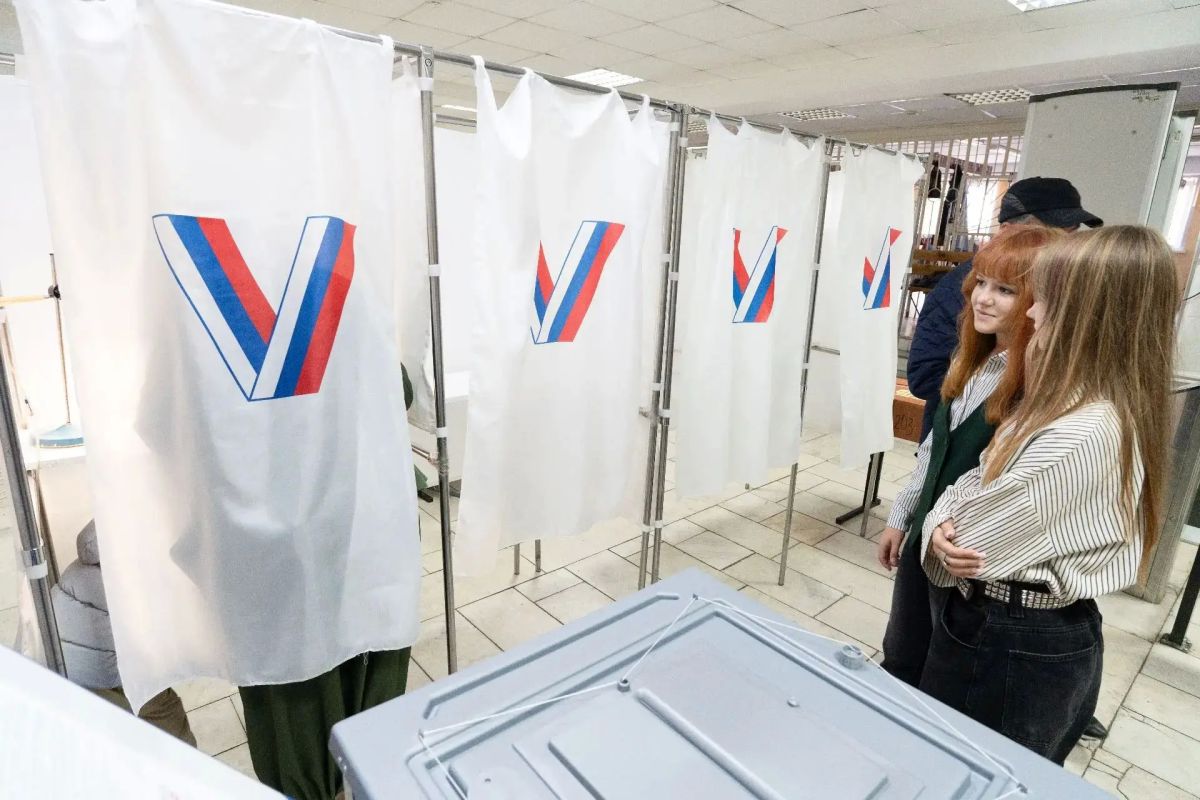 Многодетная мама, педагог и жена участника СВО Полина Мухамедьярова приняла участие в голосовании в школе №93 Многодетная мама, педагог и жена участника СВО Полина Мухамедьярова приняла участие в голосовании в школе №93