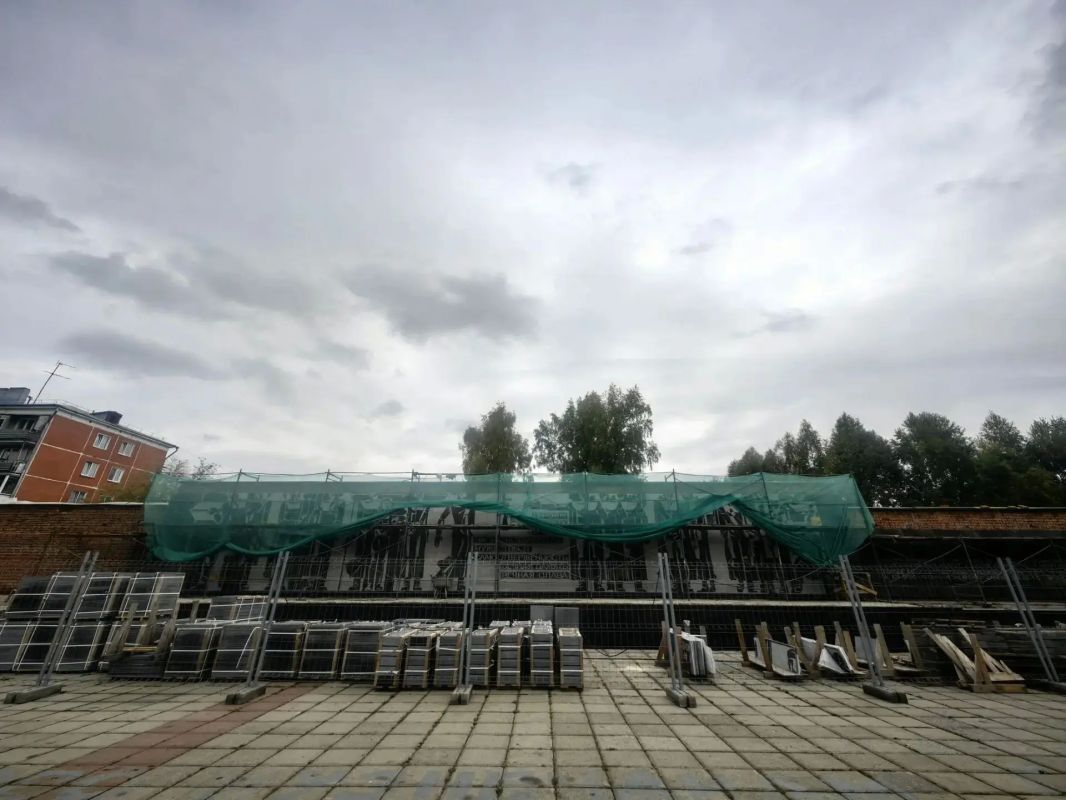 В Новокузнецке на стену «Тыл — Фронту» возвращают декоративное панно В Новокузнецке на стену «Тыл — Фронту» возвращают декоративное панно