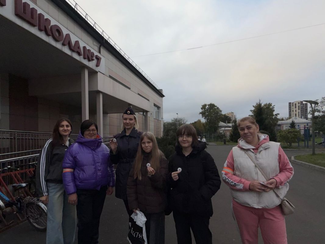В Единый день безопасности «Родительский патруль» и Госавтоинспекция города Кемерово помогли школьникам стать заметнее на дороге В Единый день безопасности «Родительский патруль» и Госавтоинспекция города Кемерово помогли школьникам стать заметнее на дороге