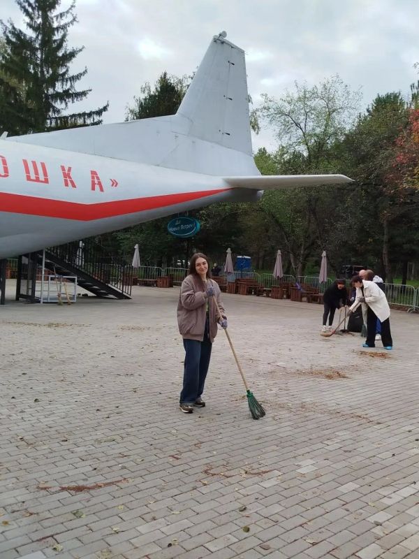 Команда «Антошки» наводит порядок около кафе-мороженого Команда «Антошки» наводит порядок около кафе-мороженого