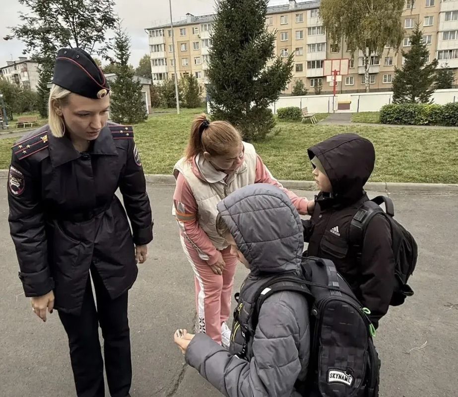 В Единый день безопасности «Родительский патруль» и Госавтоинспекция города Кемерово помогли школьникам стать заметнее на дороге В Единый день безопасности «Родительский патруль» и Госавтоинспекция города Кемерово помогли школьникам стать заметнее на дороге