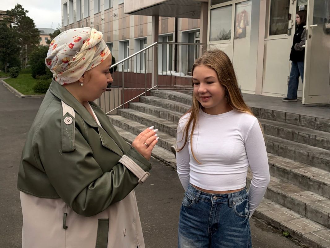 В Единый день безопасности «Родительский патруль» и Госавтоинспекция города Кемерово помогли школьникам стать заметнее на дороге В Единый день безопасности «Родительский патруль» и Госавтоинспекция города Кемерово помогли школьникам стать заметнее на дороге