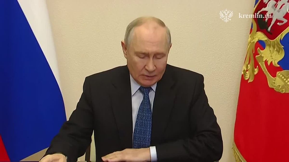 Владимир Путин по видеосвязи провёл оперативное совещание с членами Совета Безопасности