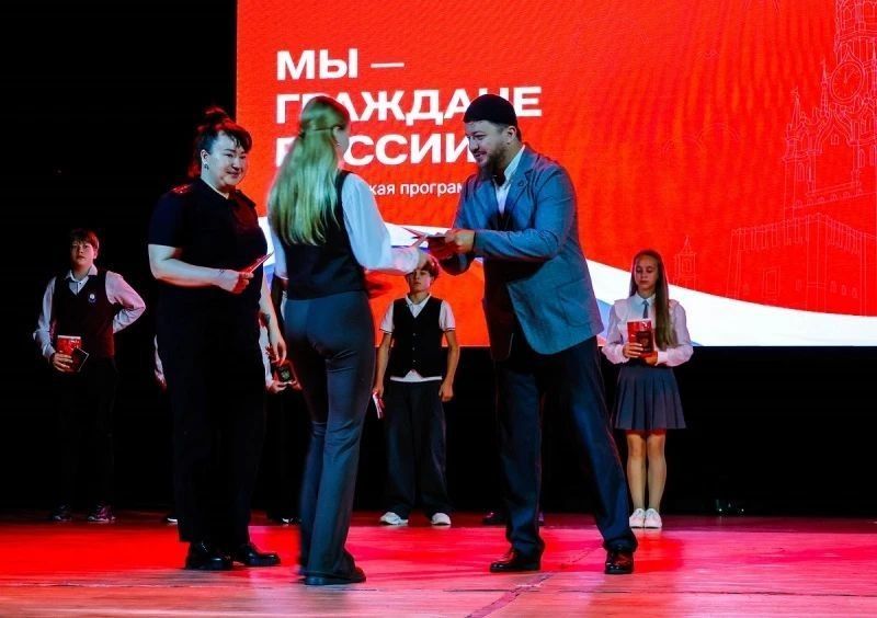 В Кемерове полицейские и член Общественного совета вручили первые паспорта активистам «Движения Первых» В Кемерове полицейские и член Общественного совета вручили первые паспорта активистам «Движения Первых»