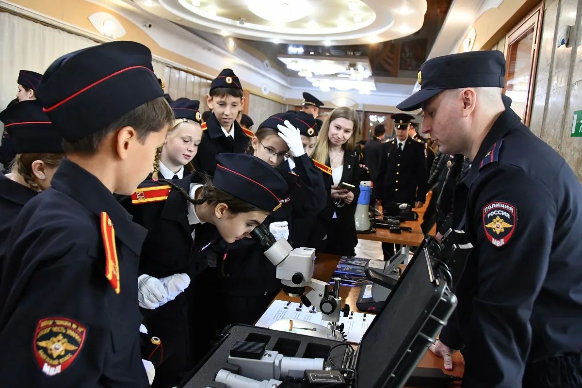 В Кузбассе молодые сотрудники полиции и кадеты присягнули на верность Российской Федерации В Кузбассе молодые сотрудники полиции и кадеты присягнули на верность Российской Федерации