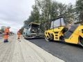 В Кемерова начали асфальтировать дорогу в районе остановки «Фабричной» на проспекте Ленина, где энергетики проводили реконструкцию тепловых сетей