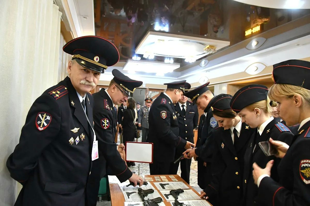 В Кузбассе молодые сотрудники полиции и кадеты присягнули на верность Российской Федерации В Кузбассе молодые сотрудники полиции и кадеты присягнули на верность Российской Федерации