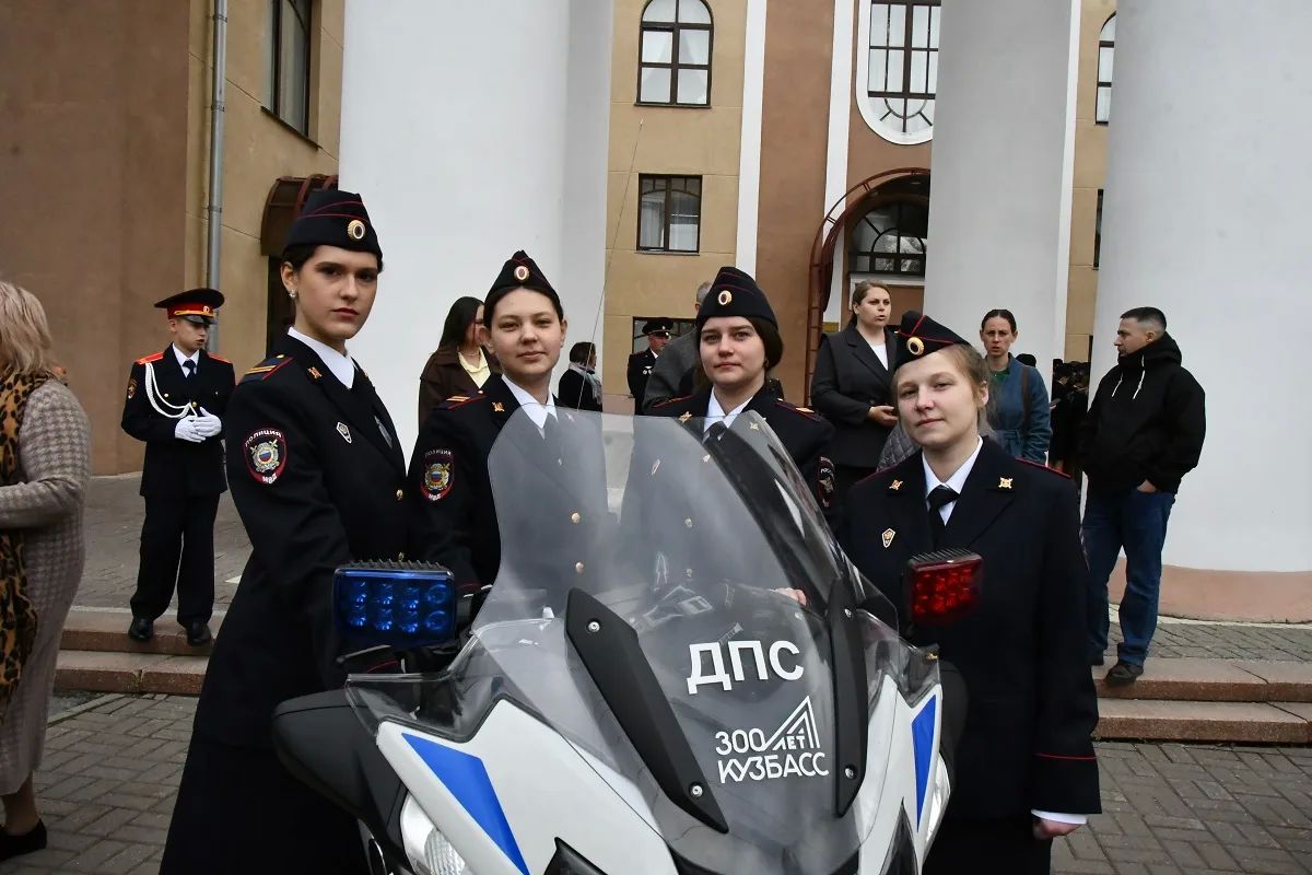 В Кузбассе молодые сотрудники полиции и кадеты присягнули на верность Российской Федерации В Кузбассе молодые сотрудники полиции и кадеты присягнули на верность Российской Федерации