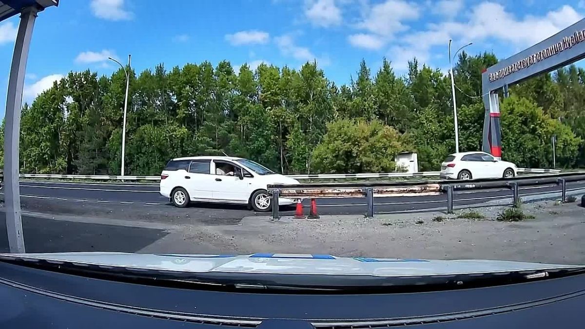 В Кемерове сотрудники Госавтоинспекции доставили в больницу мужчину с сильным кровотечением