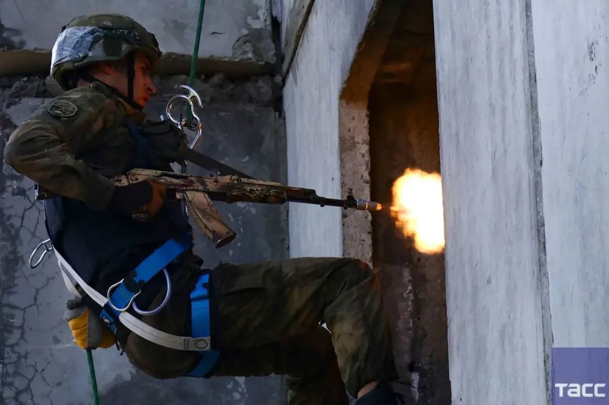 Военнослужащие спецподразделений Сибирского округа Росгвардии прошли испытания на право ношения крапового берета Военнослужащие спецподразделений Сибирского округа Росгвардии прошли испытания на право ношения крапового берета