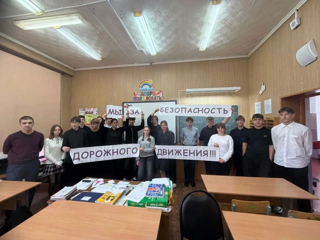 Сотрудники Междуреченской Госавтоинспекции проводят профилактические занятия по безопасности дорожного движения с учащимися среднего звена