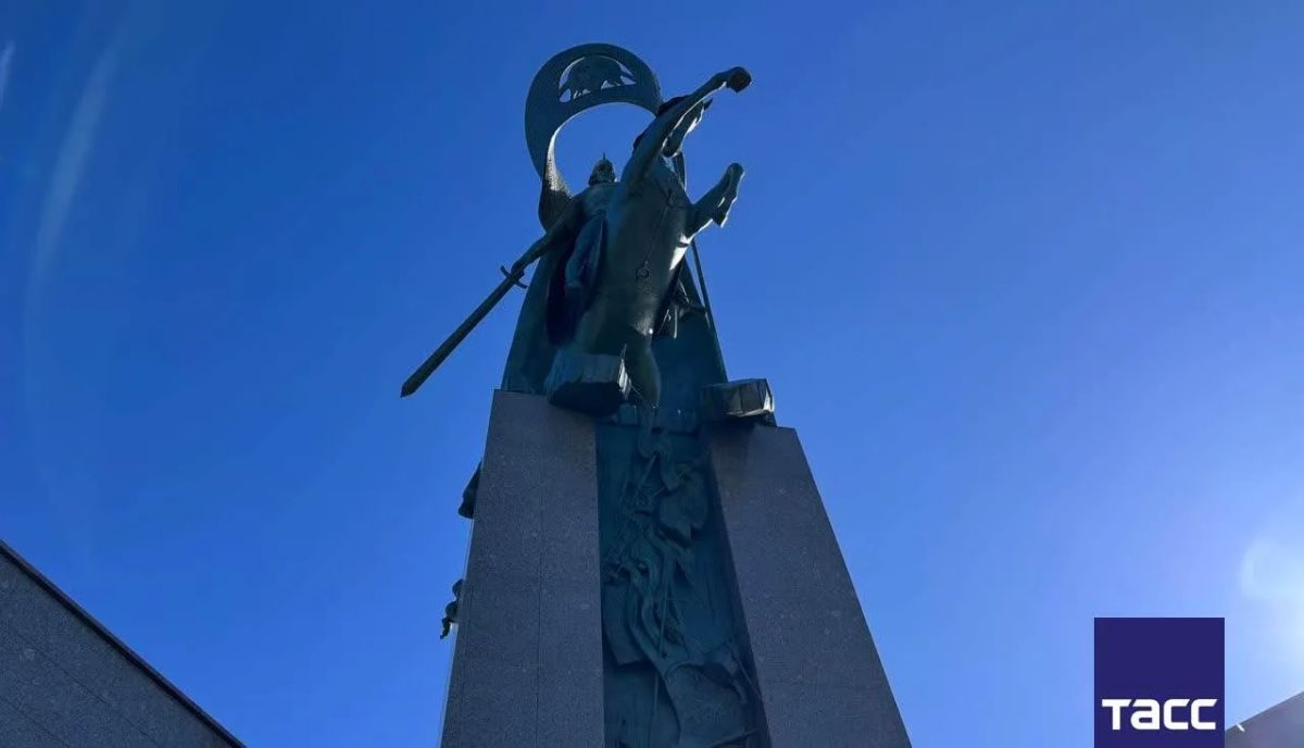 Скульптурную композицию "Александр Невский" установили в центре Кемерова рядом с новым парком и пешеходным мостом через реку Большая Камышная Скульптурную композицию "Александр Невский" установили в центре Кемерова рядом с новым парком и пешеходным мостом через реку Большая Камышная