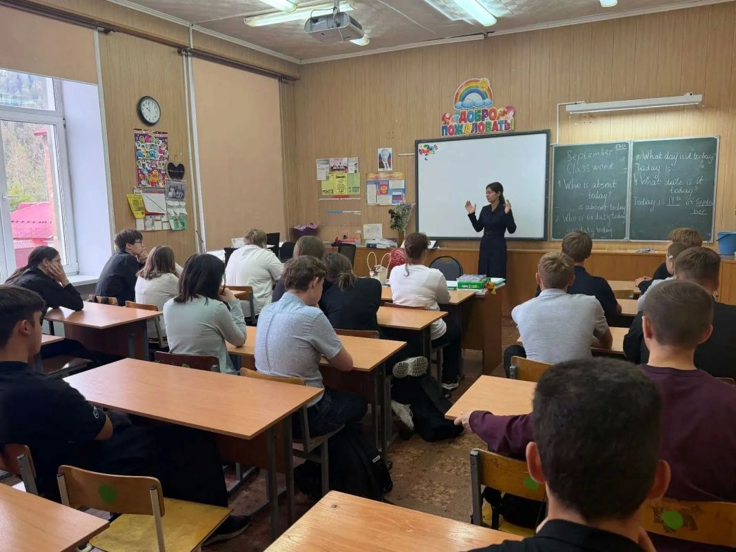 Сотрудники Междуреченской Госавтоинспекции проводят профилактические занятия по безопасности дорожного движения с учащимися среднего звена Сотрудники Междуреченской Госавтоинспекции проводят профилактические занятия по безопасности дорожного движения с учащимися среднего звена