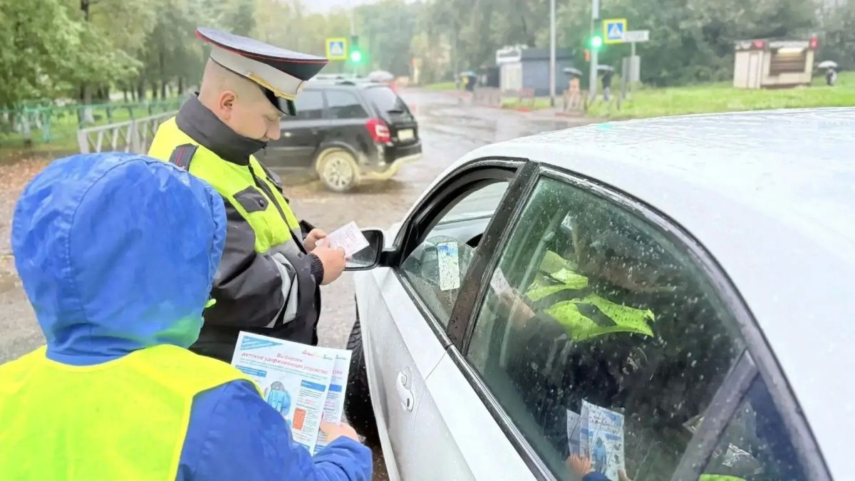 В Новокузнецке сотрудники Госавтоинспекции совместно с юными инспекторами движения провели рейд вблизи лицея №46 Заводского района В Новокузнецке сотрудники Госавтоинспекции совместно с юными инспекторами движения провели рейд вблизи лицея №46 Заводского района