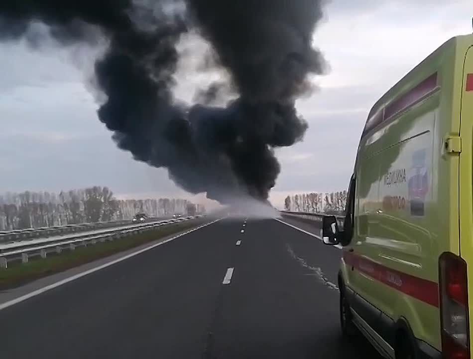 После столкновения двух фур трассу в Кузбассе охватил огонь