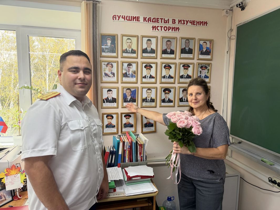 Офицеры СК России по Кузбассу пoздравили с Днем учителя преподавателей профильного кадетского класса Офицеры СК России по Кузбассу пoздравили с Днем учителя преподавателей профильного кадетского класса