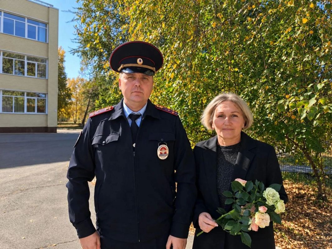 Полицейские во всех регионах России присоединились к акции #МойНаставник Полицейские во всех регионах России присоединились к акции #МойНаставник